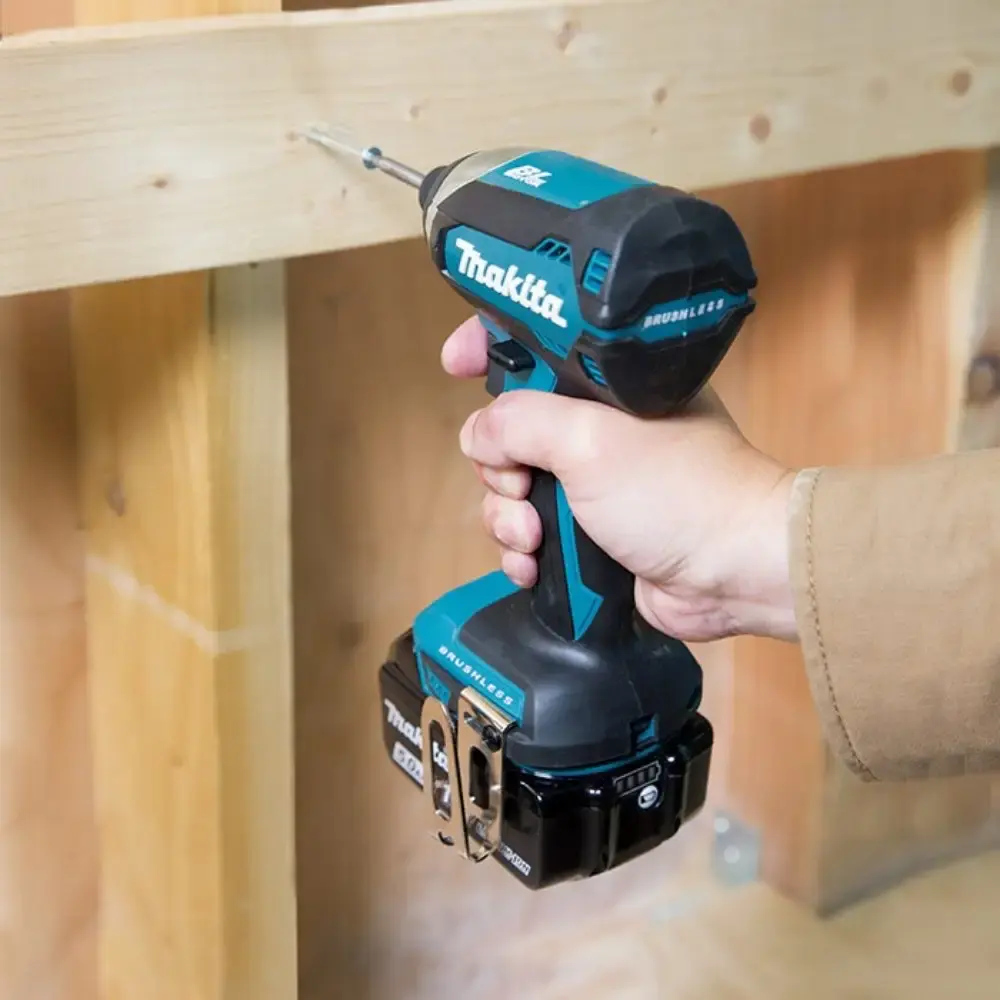 Parafusadeira de impacto 170NM 18V com carregador 2 baterias 18V 3,0AH e maleta Makita — fotografia 5