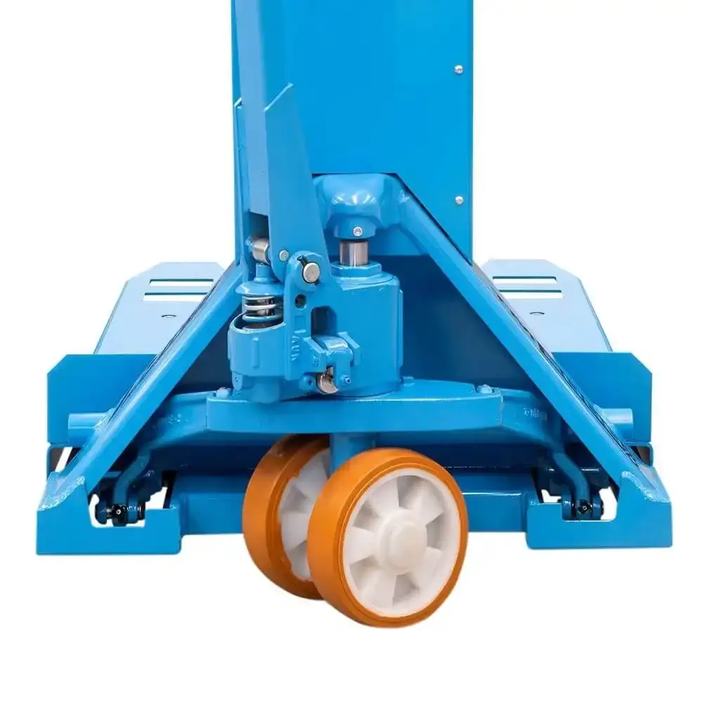 Paleteira manual para paletes garfo 700 MM com roda dupla 2.000 KG balança incorporada TM 2000B Paletrans — fotografia 4
