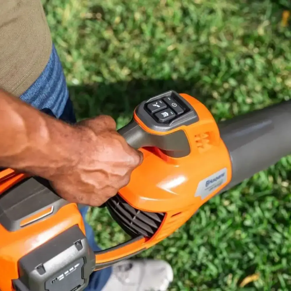 Soprador de folhas a bateria leaf blaster 350IB Husqvarna — fotografia 5