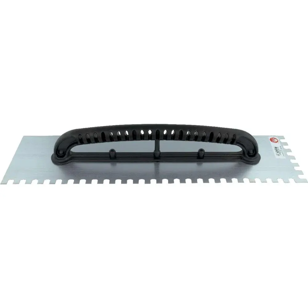 Desempenadeira de aço com dentes e cabo plástico 48CM x 12CM Worker — fotografia de referência