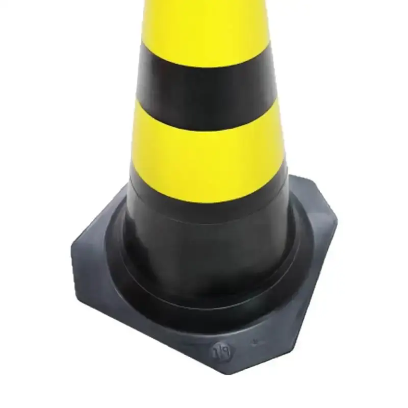Cone sinalizador rígido PLT de PVC amarelo e preto 50 CM Plastcor — fotografia 3