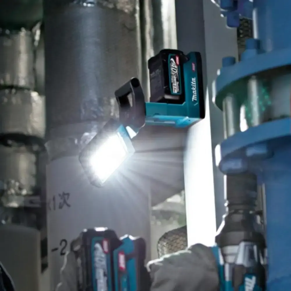 Lanterna LED magnética 40V DML013G XGT sem bateria e sem carregador Makita — fotografia 2