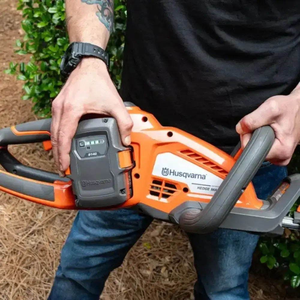 Podador de cerca viva 320IHD60S com bateria 36V 10AH e carregador Husqvarna — fotografia 6