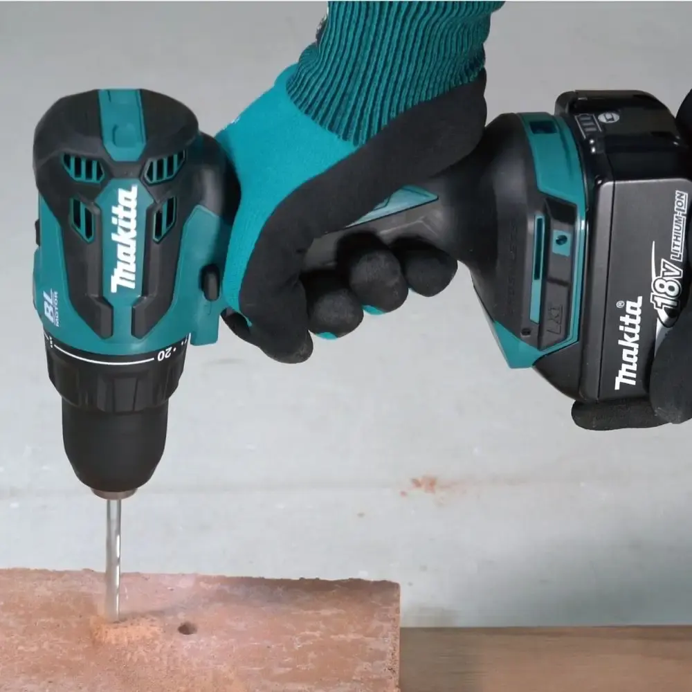 Parafusadeira furadeira impacto 18V 1/2 POL com 2 baterias carregador e maleta Makita — fotografia 3
