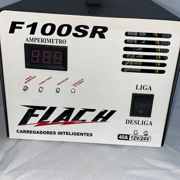 Carregador de baterias inteligente F100-12/24 SR semi - novo Flach — fotografia de referência