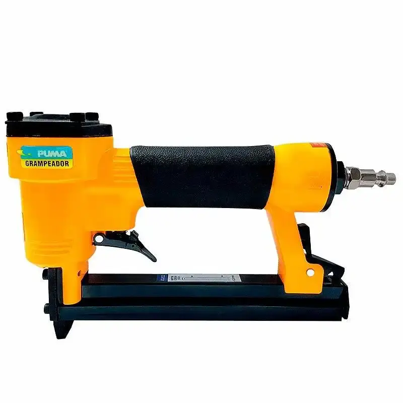 Grampeador pneumático PCW 4 a 14MM para tapeceiro AT 3133 Puma — fotografia de referência