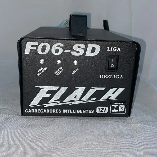 Carregador de baterias F06-SD - 12V semi - novo - Flach — fotografia de referência