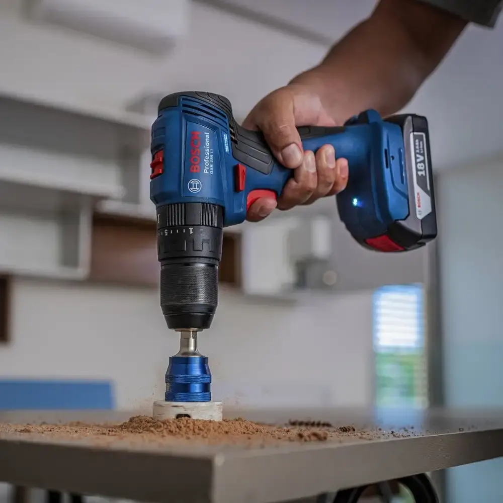 Parafusadeira de impacto 18V 65NM brushless com 2 baterias 4,0 ah e carregador bivolt Bosch — fotografia 8