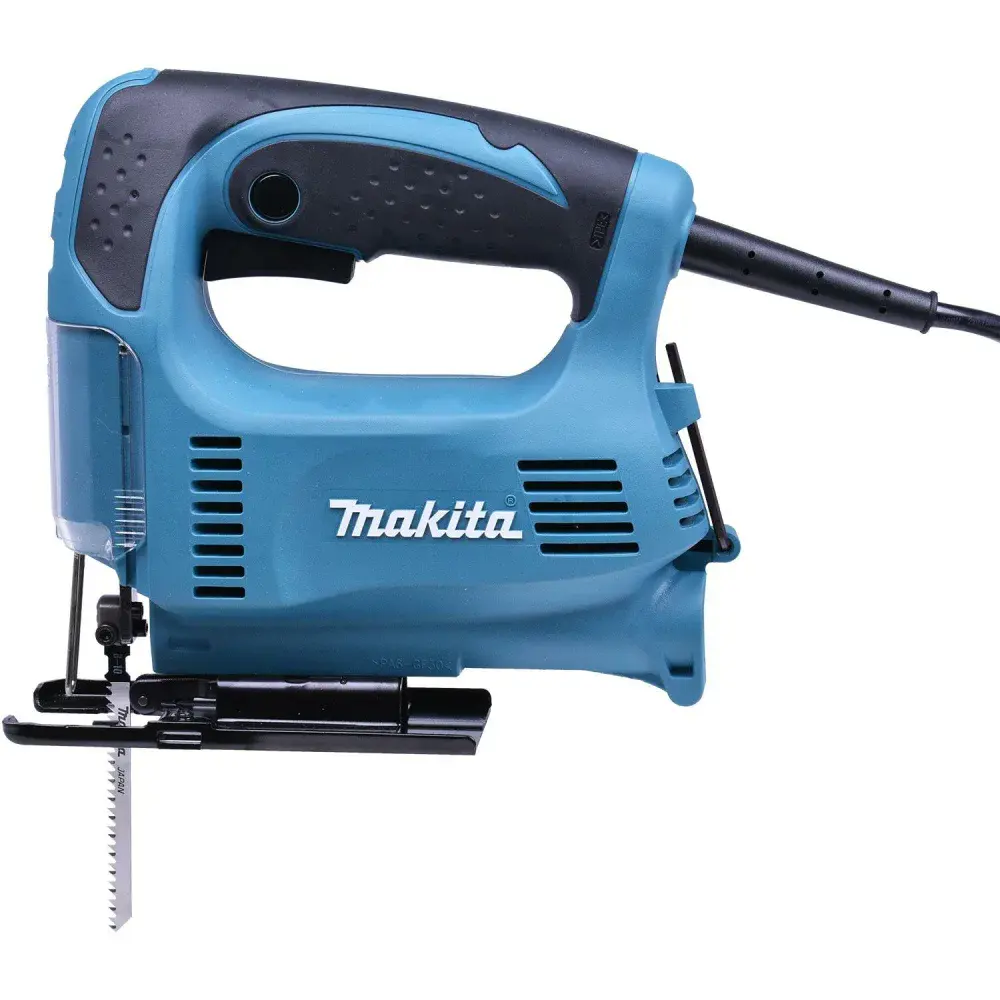 Serra tico-tico 450W com lâmina Makita — fotografia de referência