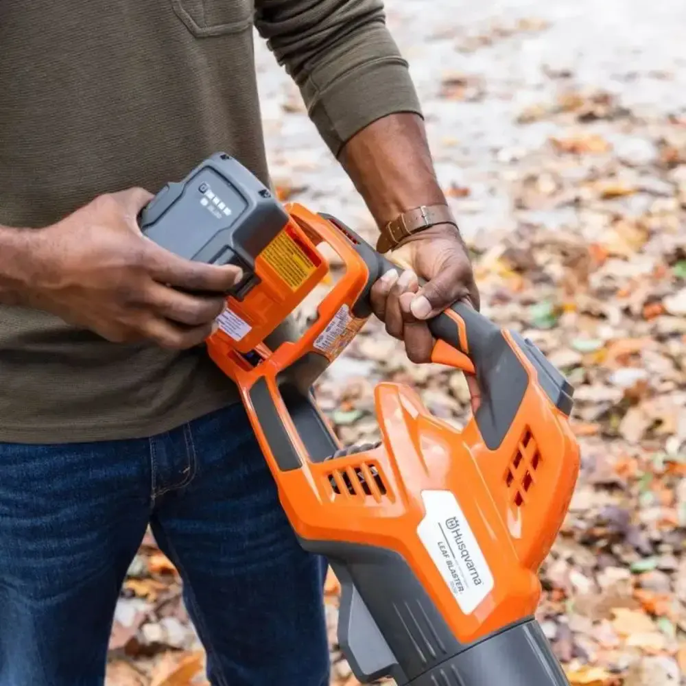 Soprador de folhas a bateria leaf blaster 350IB Husqvarna — fotografia 6